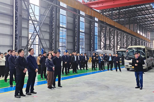 市委書記張倫率全市工業(yè)重點(diǎn)項(xiàng)目現(xiàn)場(chǎng)觀摩團(tuán)蒞臨公司現(xiàn)場(chǎng)觀摩